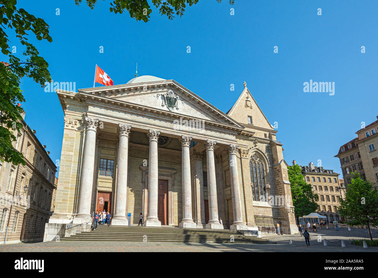 Schweiz, Genf, Altstadt, Kathedrale Saint-Pierre, Schweizer Flagge Stockfoto
