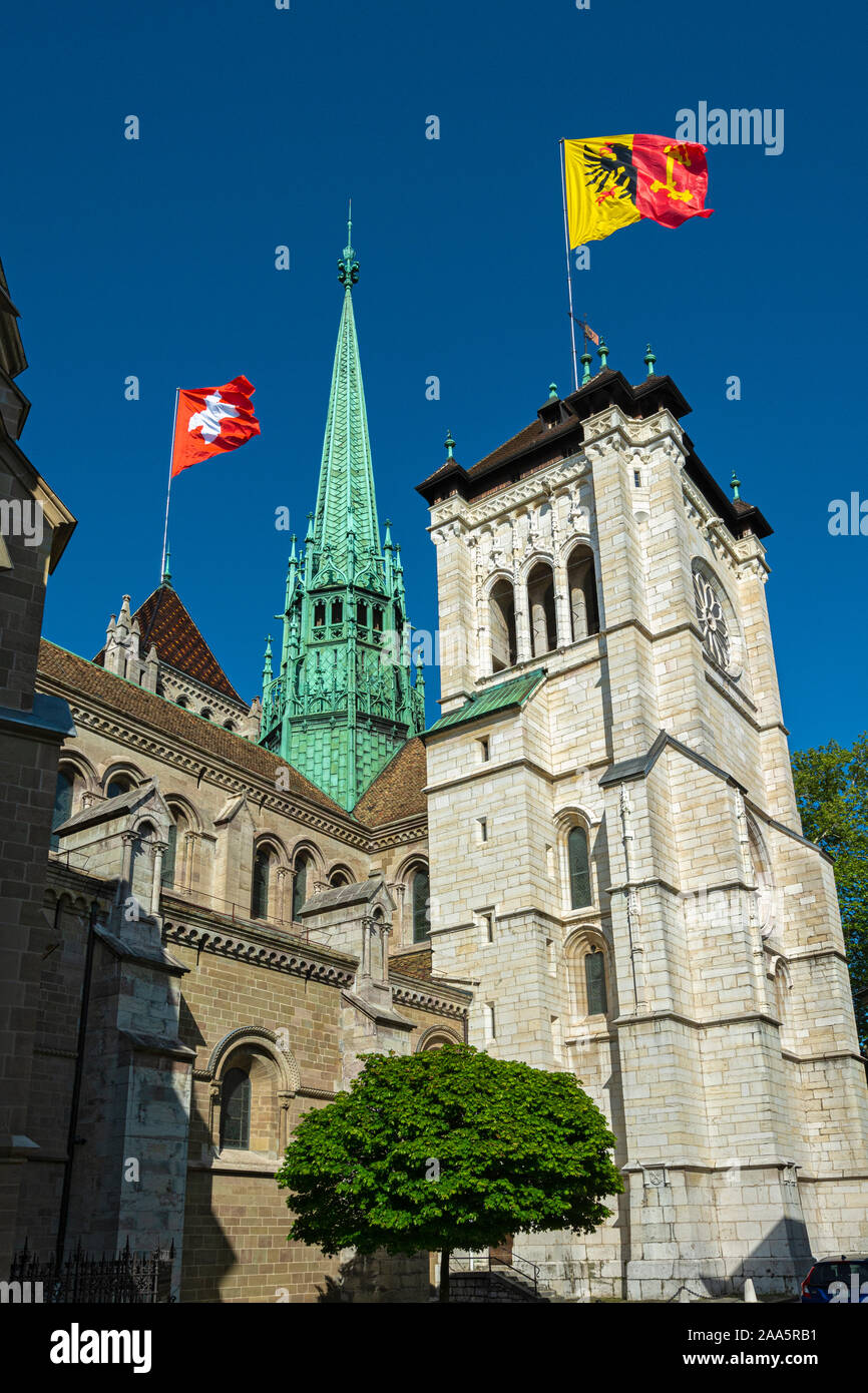 Schweiz, Genf, Altstadt, Kathedrale Saint-Pierre, Schweiz und der Kanton Genf Flags Stockfoto