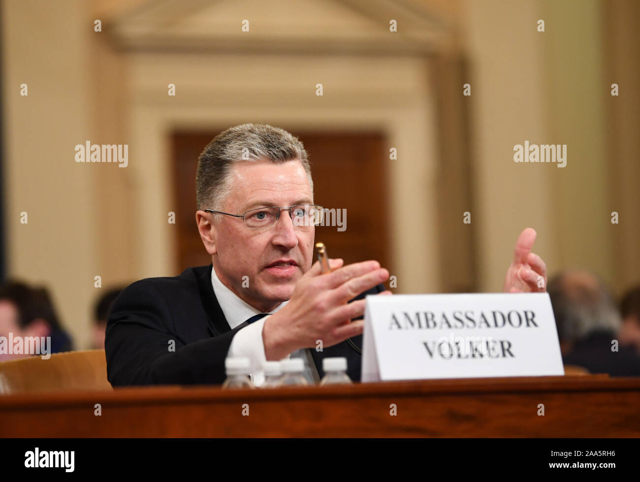 Washington, United States. Nov, 2019 19. Ehemalige der Abteilung Sonderbeauftragten in der Ukraine Kurt Volker bezeugt vor dem Haus permanent Select Committee on Intelligence als Teil der Anklage Untersuchung Präsident Donald Trump, auf dem Capitol Hill in Washington, DC, am Dienstag, 19. November 2019. Die Anhörungen sind ob Trump militärische Hilfe als Hebel, die Ukraine in die Ermittlungen, die ihn politisch profitieren würden, um den Druck verwendet. Foto von Kevin Dietsch/UPI Quelle: UPI/Alamy leben Nachrichten Stockfoto