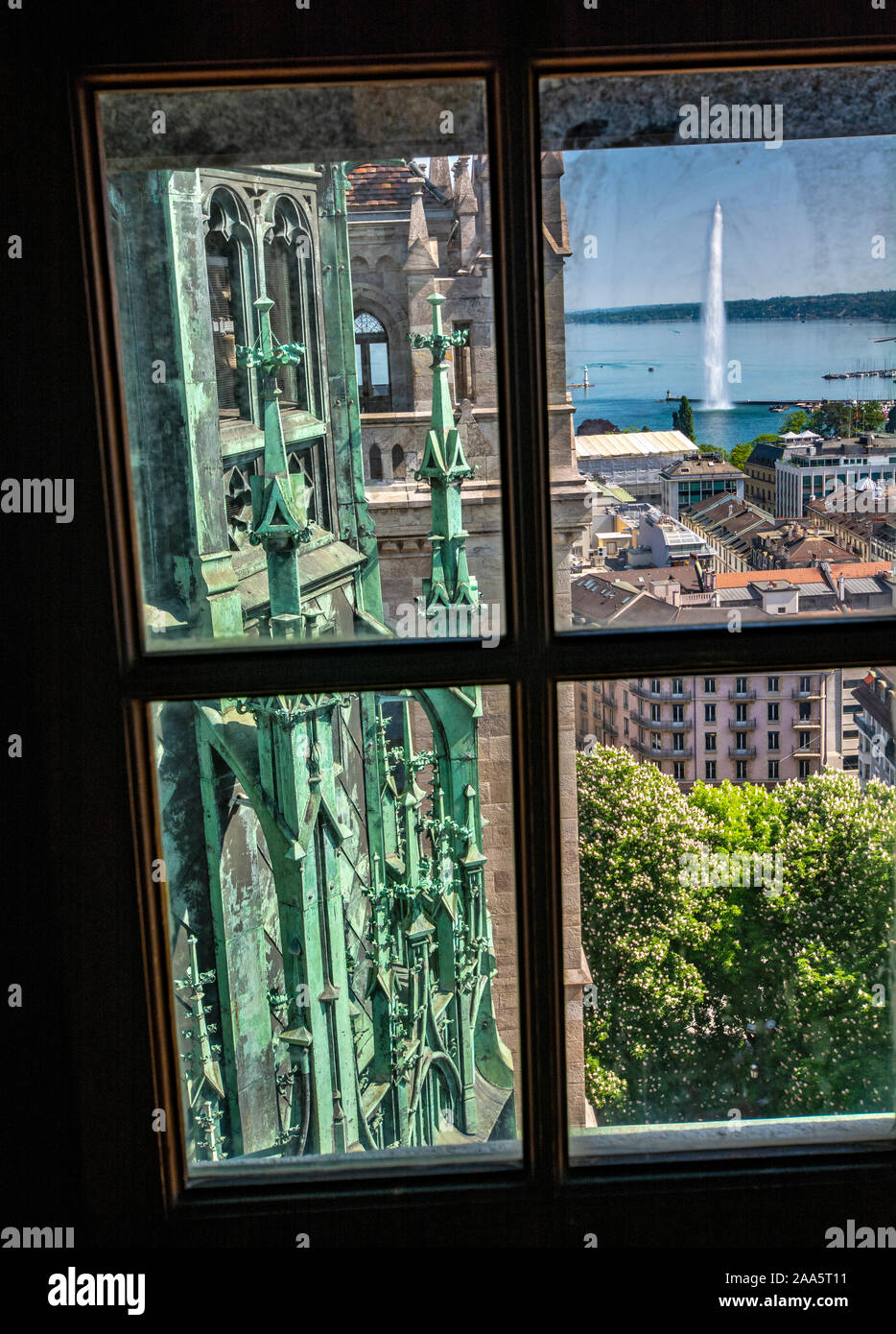 Schweiz, Genf, Altstadt, Kathedrale Saint Pierre, Blick vom Turm in Richtung Jet d'Eau, Brunnen Stockfoto