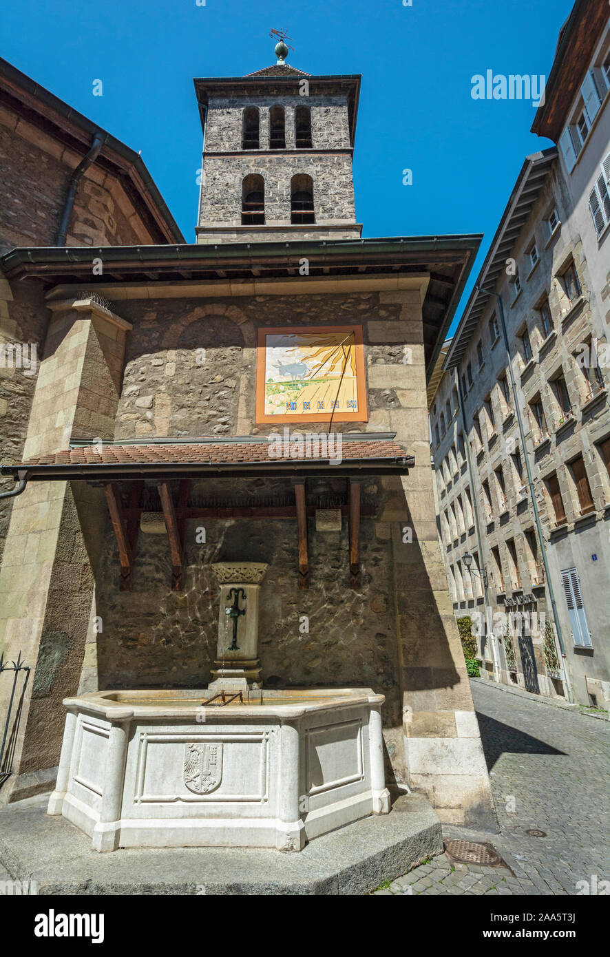 Schweiz, Genf, Altstadt, Eglise St. Germain, umgebaut 15 C, Glockenturm stammt aus 13C, Sonnenuhr und Brunnen Stockfoto