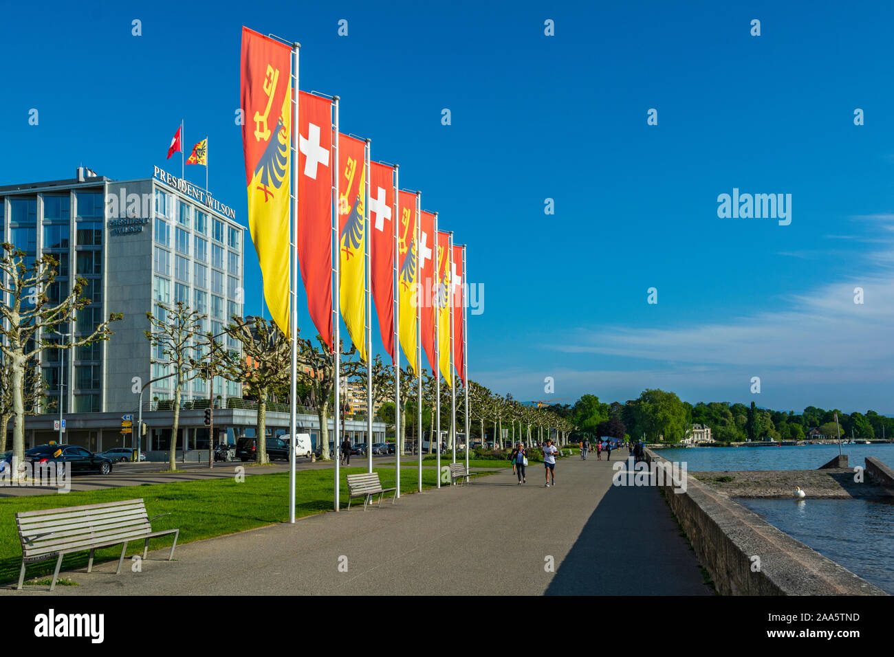 Schweiz, Genf, Quai Woodrow Wilson, Genf und Schweizer Fahne Banner, Hotel President Wilson Stockfoto