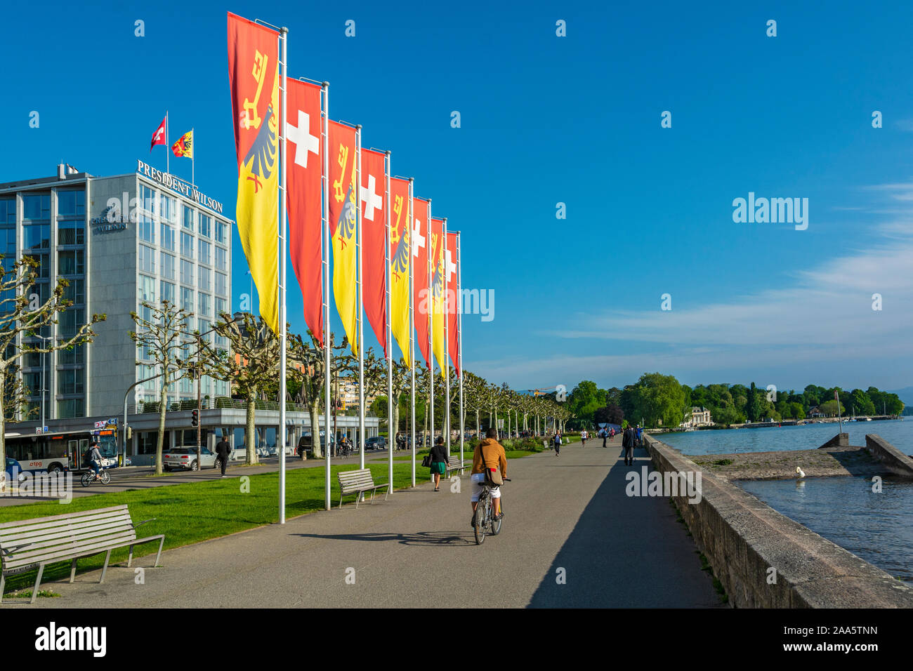 Schweiz, Genf, Quai Woodrow Wilson, Genf und Schweizer Fahne Banner, Hotel President Wilson Stockfoto