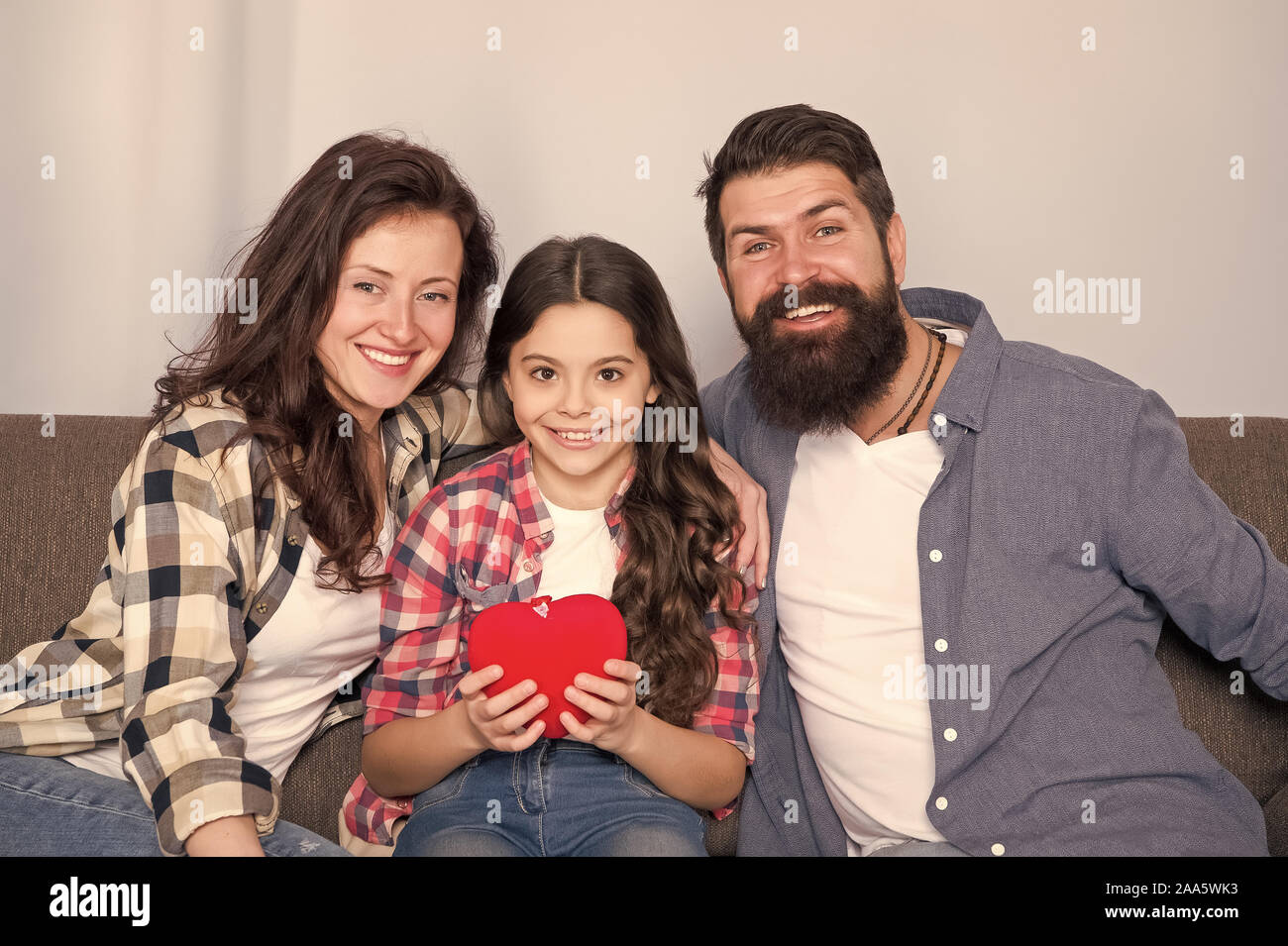 Einfach um. Liebe ist alles was wir brauchen. glückliche Familie zu Hause entspannen. Familie Wochenende. Mutter und Vater liebe Tochter. Kleines Mädchen mit Eltern. Vertrauen und relative Anleihen. Mann und Frau mit Kind. Stockfoto