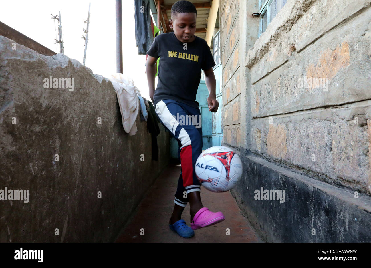 Nairobi, Kenia. Nov, 2019 19. Ein Kind spielt Fußball an der Emmanuel neue Hoffnung Waisenhaus in Nairobi, Kenia, am 19.11.2019. Die emmanuel neue Hoffnung Waisenhaus in Soweto Slum in Nairobi. Nach seinem Gründer, Wanjiru Banis, 43 Kinder bisher verabschiedet wurden. Credit: Wang Teng/Xinhua/Alamy leben Nachrichten Stockfoto