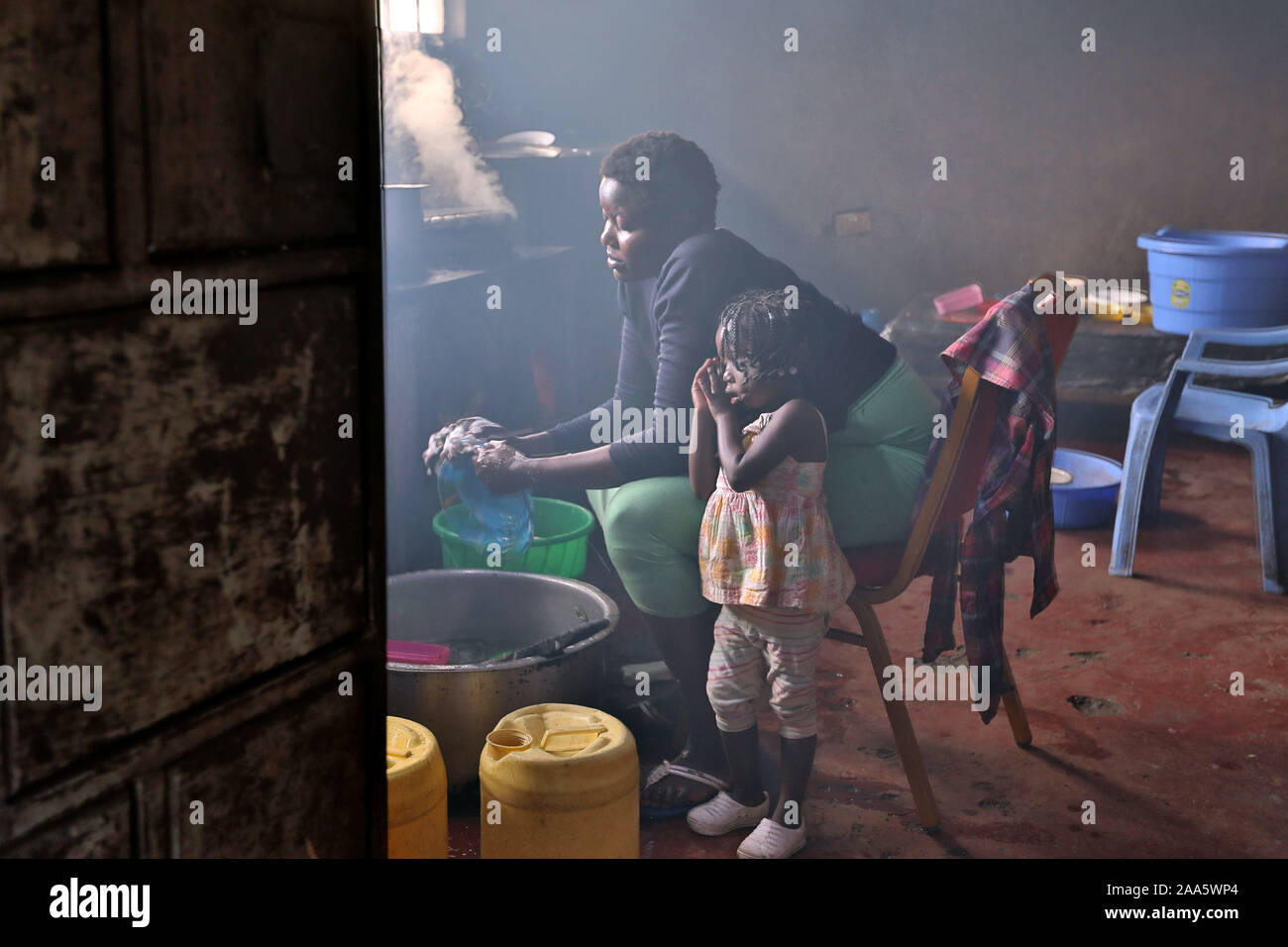 Nairobi, Kenia. Nov, 2019 19. Ein Arbeiter Wäscht Gerichte im Emmanuel neue Hoffnung Waisenhaus in Nairobi, Kenia, am 19.11.2019. Die emmanuel neue Hoffnung Waisenhaus in Soweto Slum in Nairobi. Nach seinem Gründer, Wanjiru Banis, 43 Kinder bisher verabschiedet wurden. Credit: Wang Teng/Xinhua/Alamy leben Nachrichten Stockfoto