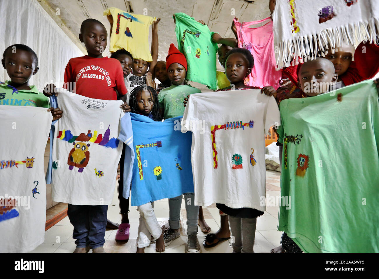 Nairobi, Kenia. Nov, 2019 19. Kinder zeigen handbemalte T-Shirts am Emmanuel neue Hoffnung Waisenhaus in Nairobi, Kenia, am 19.11.2019. Die emmanuel neue Hoffnung Waisenhaus in Soweto Slum in Nairobi. Nach seinem Gründer, Wanjiru Banis, 43 Kinder bisher verabschiedet wurden. Credit: Wang Teng/Xinhua/Alamy leben Nachrichten Stockfoto
