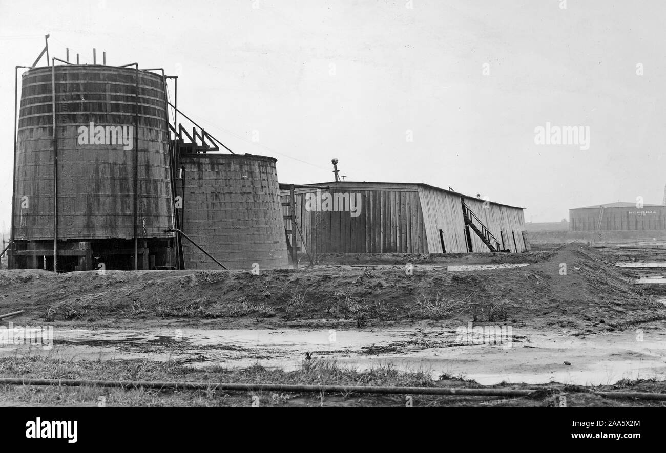 Öl und Benzin Felder von Oklahoma. Die Behandlung, die aus Holz und Eisen Lagertanks Ca. 1918-1919 Stockfoto