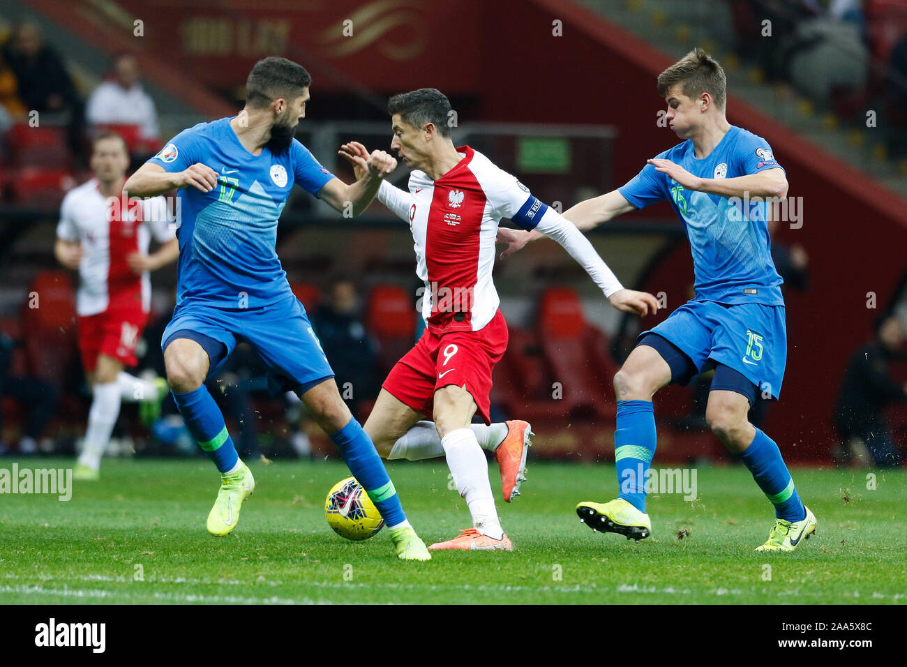 Warschau, Polen. Nov, 2019 19. Robert Lewandowski (C) der Polen konkurriert während der UEFA EURO 2020 Gruppe G qualifizierenden Fußballspiel zwischen Polen und Slowenien in Warschau, Polen, 19.11.2019. Quelle: Adam Starszynski/Xinhua/Alamy leben Nachrichten Stockfoto