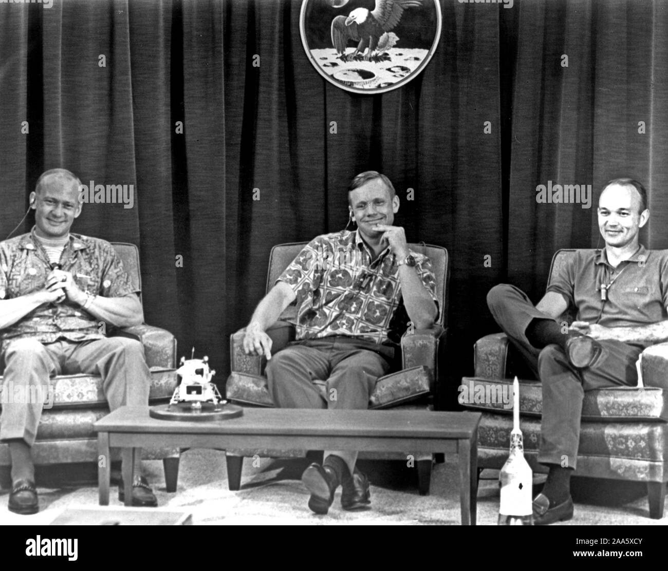 Apollo 11 Crew Mitglieder (L-R) Edwin Aldrin, Neil Armstrong, Michael Collins wurden durch eine Frage während einer geschlossenen Kreislauf Pressekonferenz die Nacht gestellt, bevor sie ihre historischen ersten Mondlandung Mission begann amüsiert. Stockfoto