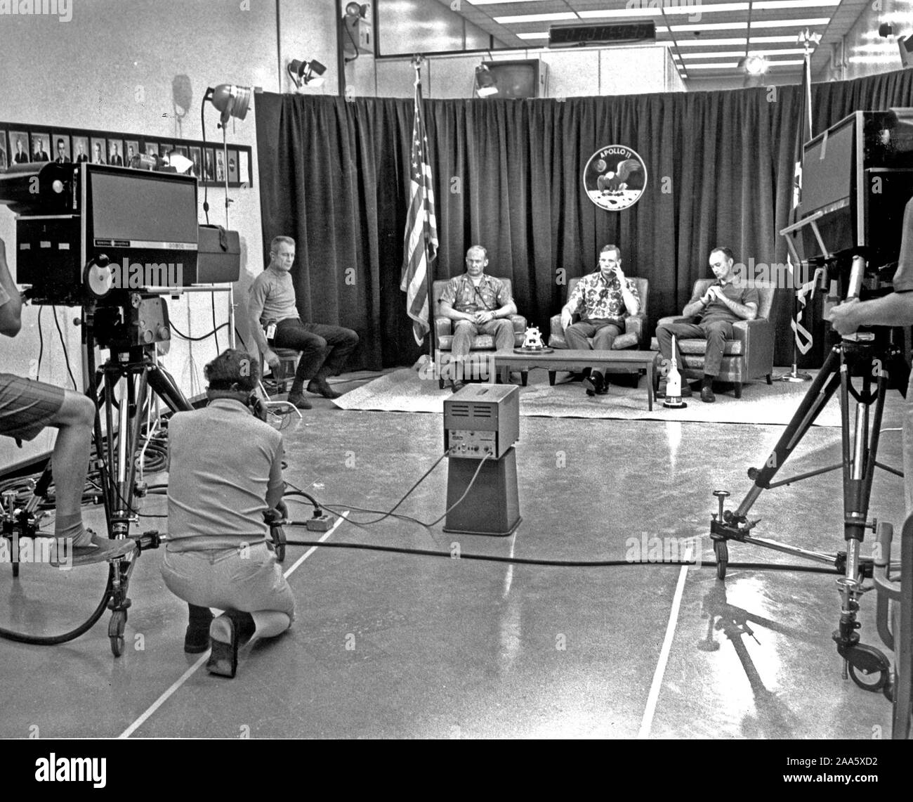 Die Nacht vor dem Tag der Einführung, Apollo 11 Crew Mitglieder (R-L) Michael Collins, Neil Armstrong und Edwin Aldrin, in einem geschlossenen Kreislauf Pressekonferenz nahmen die Nacht, bevor sie ihre historischen Mondlandung Sendung begann. Zu weit links ist Chief Astronaut und Direktor der Flight Crew Operations, Donald K. Slayton. Stockfoto
