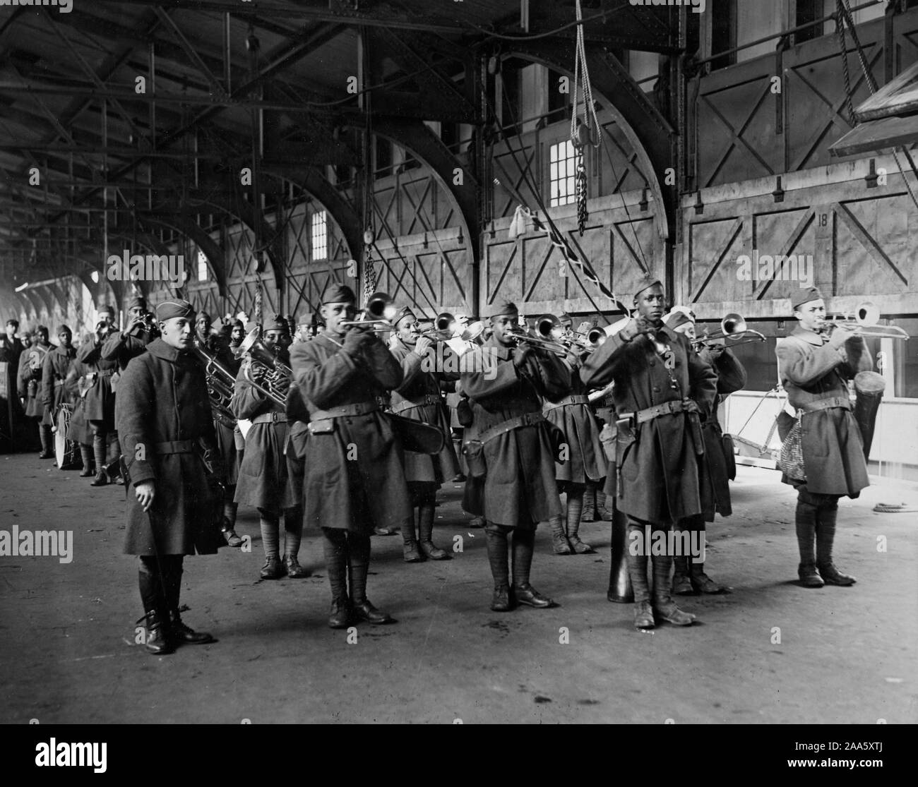 WW ich Fotos - Farbig/Afrikanische amerikanische Truppen - farbiges Band der 814th Infanterie aus dem Keltischen nach ihrer Ankunft Ca. 1917-1918 Stockfoto