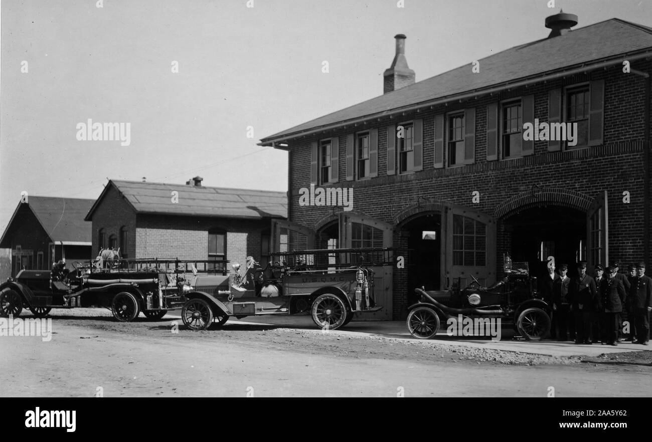 Allgemeine supply Depot in Jeffersonville, Indiana. Fire Engine House, Ausrüstung und Personal der regulären Feuerwehr Ca. 1919 Stockfoto