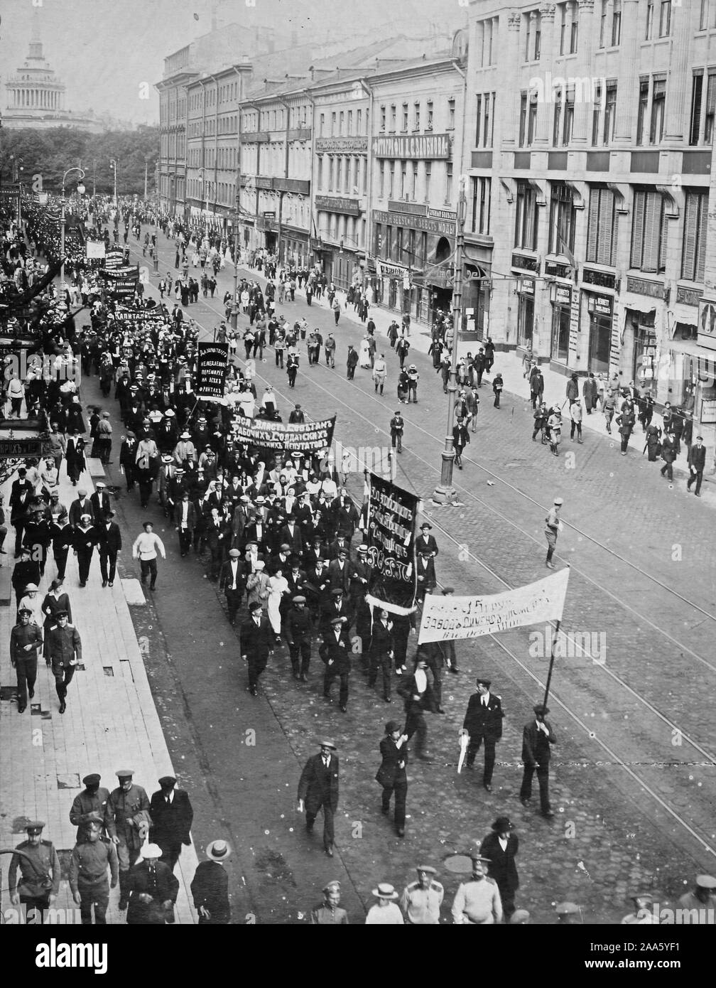 Demonstration auf dem Nevski Prospekt, Petrograd. Unten auf dem Foto sieht man drei Offiziere, die weiße Uniform der Kaiserlichen Marine: Würde die Szene stattgefunden haben vor der Oktoberrevolution, während der Russischen Provisorischen Regierung (February-October 1917), von der Rückseite zur Vorderseite der Prozession, die Banner lesen: "sofortigen Waffenstillstand an allen Fronten", "Alle Macht den Sowjets der Arbeiter, Soldaten und Bauern Stellvertreter' und 'russische sozialdemokratische Partei". Stockfoto