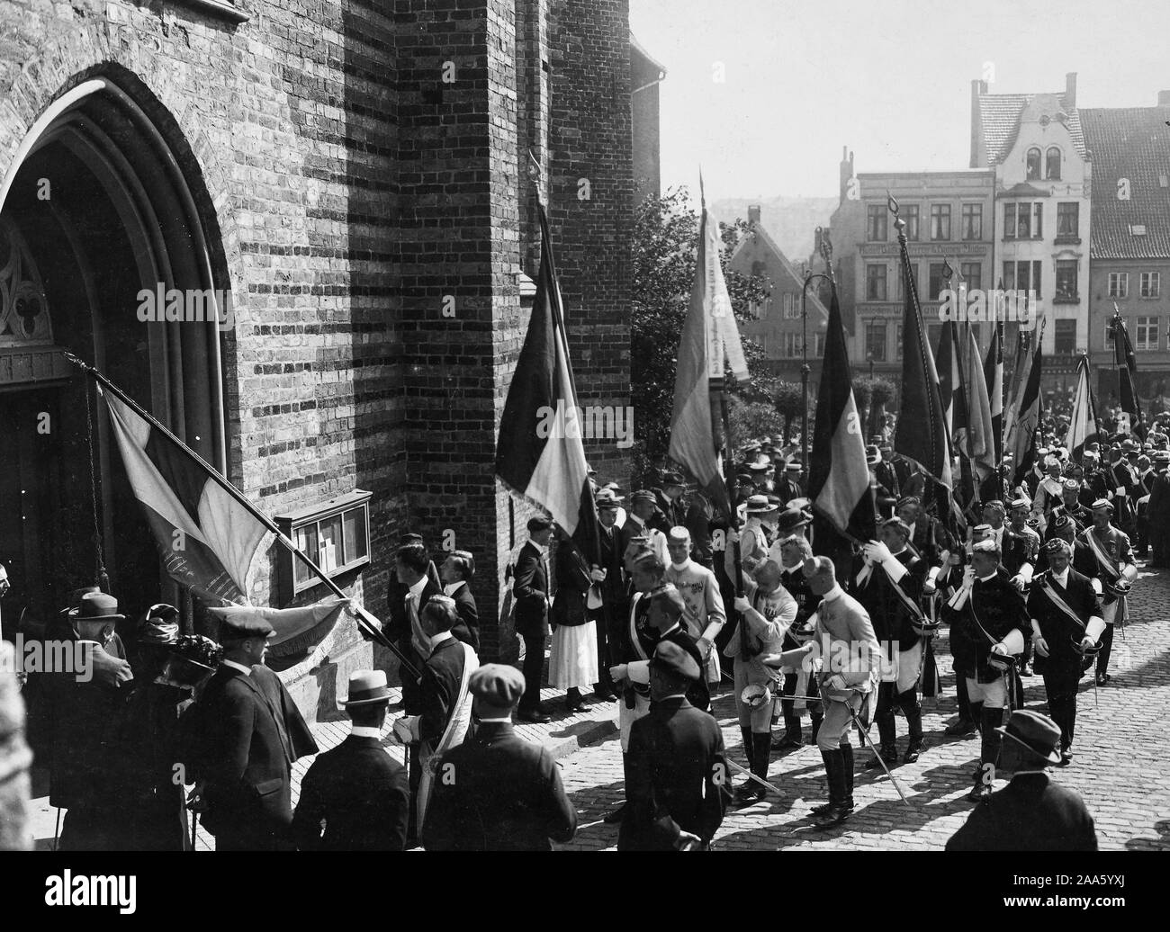 Deutsche Revolution - eine Delegation der Kieler Studenten auf seinem Weg zu einem Dankgottesdienst in der Kirche in Flensburg zu besuchen, während der volksabstimmung zum Status der Ost- und Westpreußens, die in der überwältigenden Mehrheit der Deutschen Stimmen führte. Juli 1920 Stockfoto