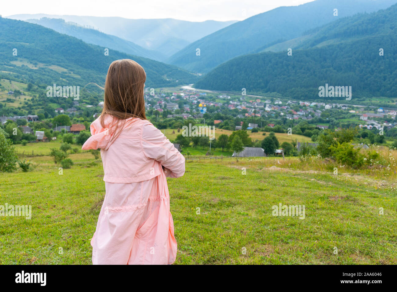 Frau gekleidet in Pink auf Berge Stockfoto Frau gekleidet in Pink auf Berge Stockfoto