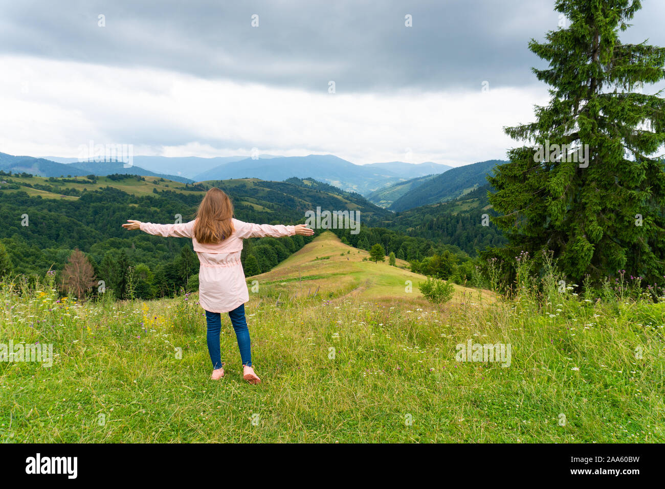 Glückliche Frau Gefühl der Freiheit auf Hügel und Berge Stockfoto Glückliche Frau Gefühl der Freiheit auf Hügel und Berge Stockfoto