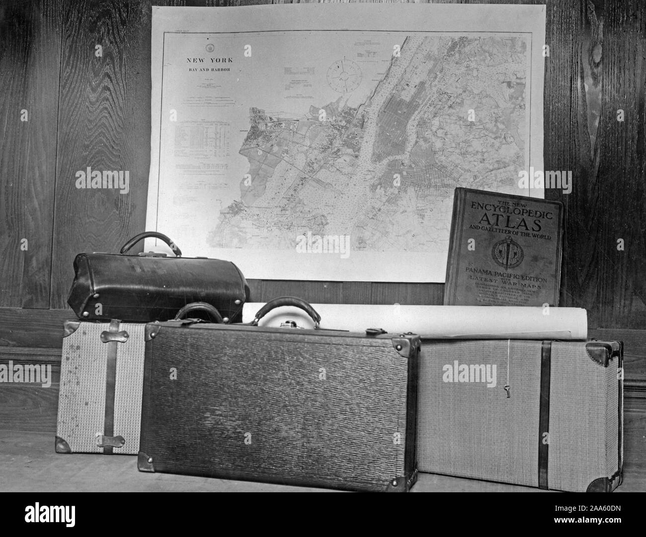 Koffer aus dem Zimmer von Robert Fay und sein Schwager Walter L. Scholz, die angebliche Spion und Verschwörer, die mit Sprengstoff gefüllt waren besetzt. Us-Umfrage Karten und Atlas. 1918-1919 Stockfoto