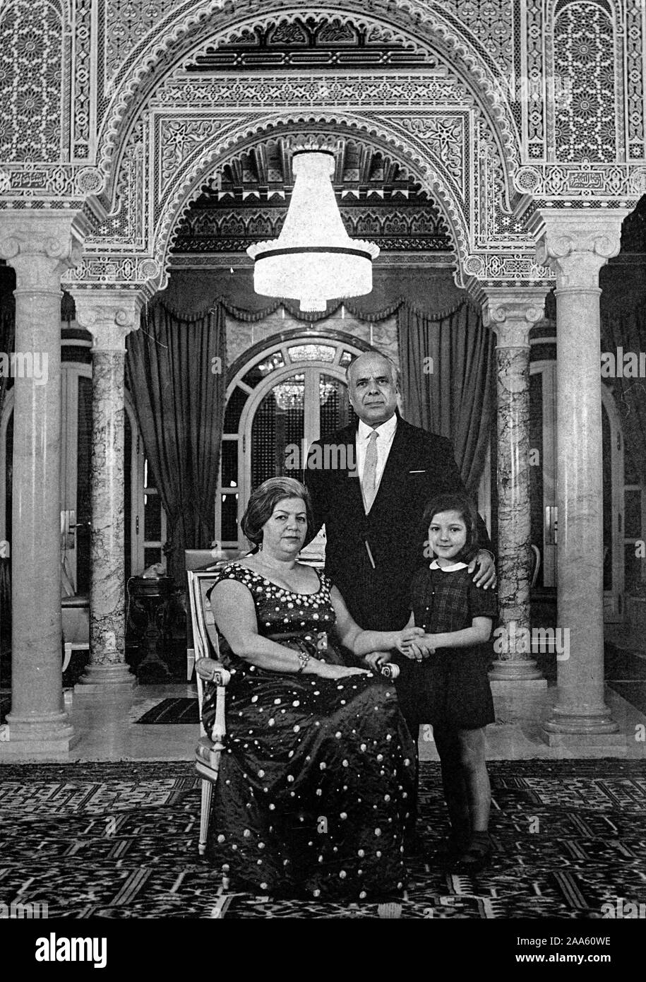 Foto de Habib Bourguiba, Sohn Wassila épouse et leur fille Adoptiveltern Hajer Au le Palais de Carthage. Foto exposée au 2e étage du Musée de Bourguiba à Monastir dans la suite de Hajer Bourguiba.Ca. 1966 Stockfoto