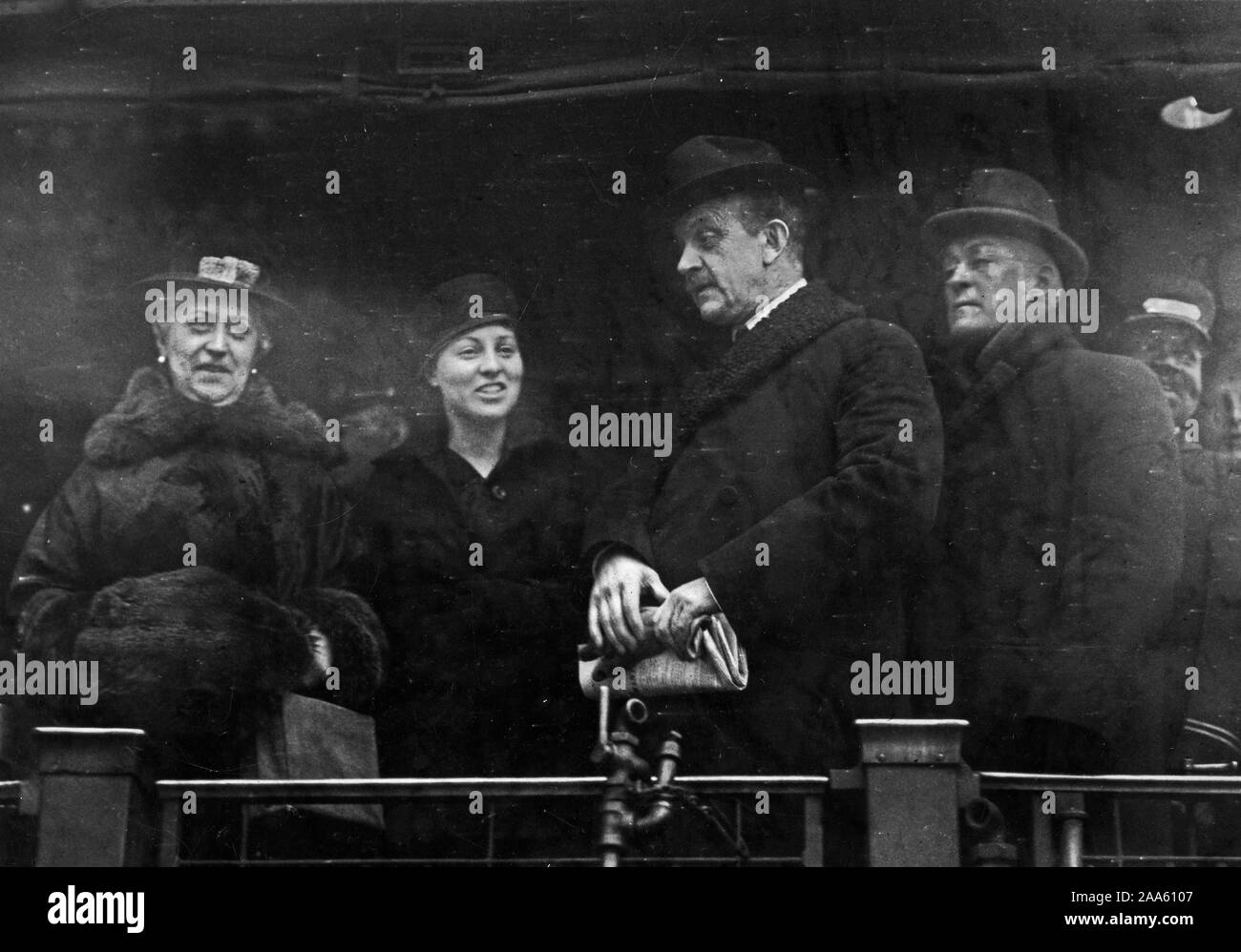 Nach rechts: Gräfin Von Bernstorff, Prinzessin von Hatzfelt und Graf von Bernstorff bei Ihrer Ankunft von Washington nach New York Februar 14, 1917, zur Vorbereitung der SS Friedrich VIII boarding Links Stockfoto