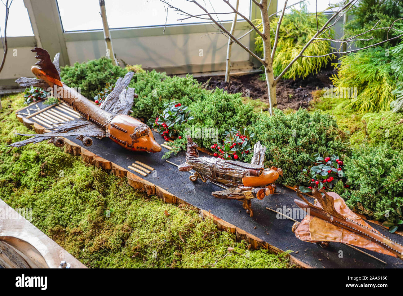 New York, NEW YORK, Estados Unidos. Nov, 2019 19. 28. jährlichen Holiday Train Show im New York Botanical Garden, in die bronxs entfernt. Urlaub Züge Show ist eine Messe mit einer Spielzeugeisenbahn Stromkreis präsentiert über 175 New York Sehenswürdigkeiten, die Neuerstellung von natürlichen Materialien wie Birkenrinde, Eicheln und Zimtstangen und geöffnet. am November 23, 2019 Kreditkarten: Vanessa Carvalho/ZUMA Draht/Alamy leben Nachrichten Stockfoto