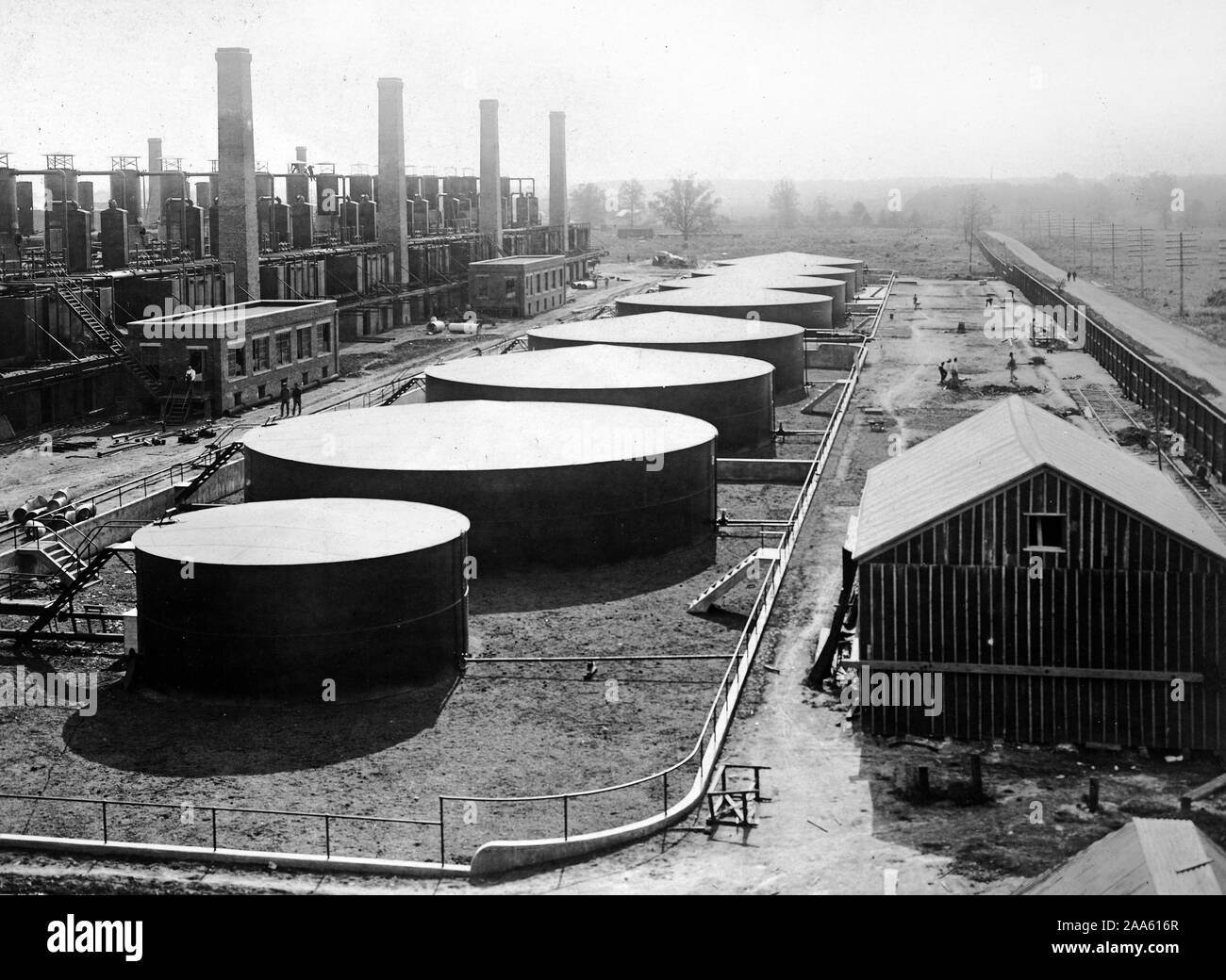 Lagertanks, WO DAS BENZIN ist bereit für den militärischen Gebrauch während des Krieges an Standard Oil Co Anlage gehalten, New York City, Ca. 1918-1919 Stockfoto