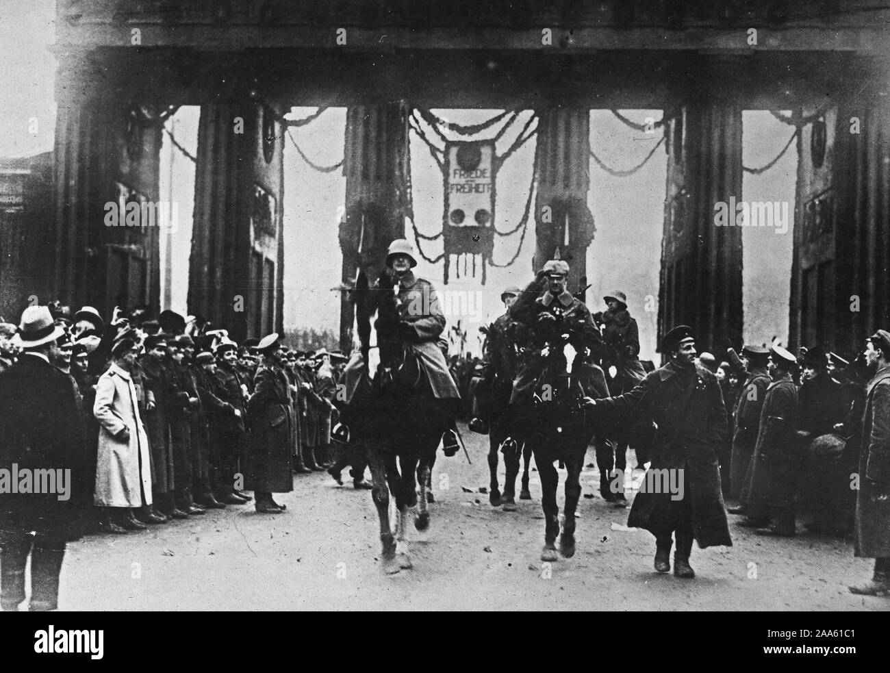 Ankunft der Deutschen Truppen in Berlin besiegt. Truppen an der Brandenburger bar. Die Bevölkerung zeigt wenig Begeisterung Ca. 1918-1919 Stockfoto