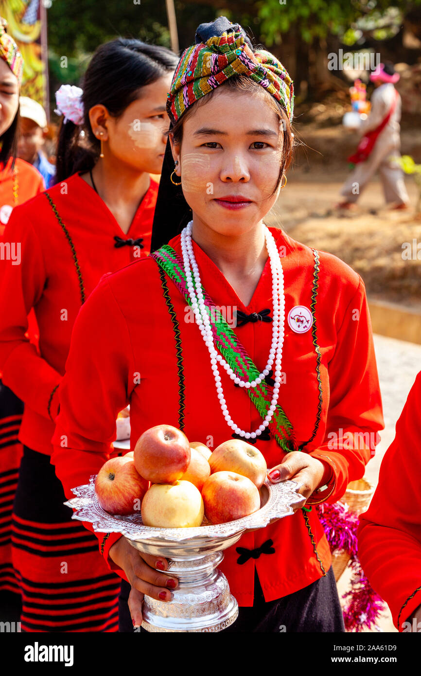 Eine Prozession der jungen Danu ethnischen Minderheit der Frauen, die Opfer am jährlichen Pindaya Cave Festival, Pindaya, Shan Staat, Myanmar. Stockfoto