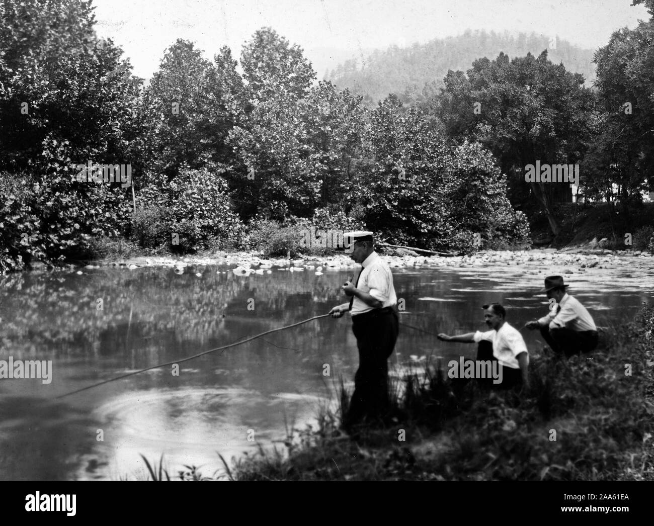 Internierungslager für Deutsche. Hot Springs, North Carolina. Ein schöner Fluss bildet die westliche Grenze des Camps bieten die Deutschen Fischer eine Gelegenheit, ihr Glück zu versuchen Stockfoto