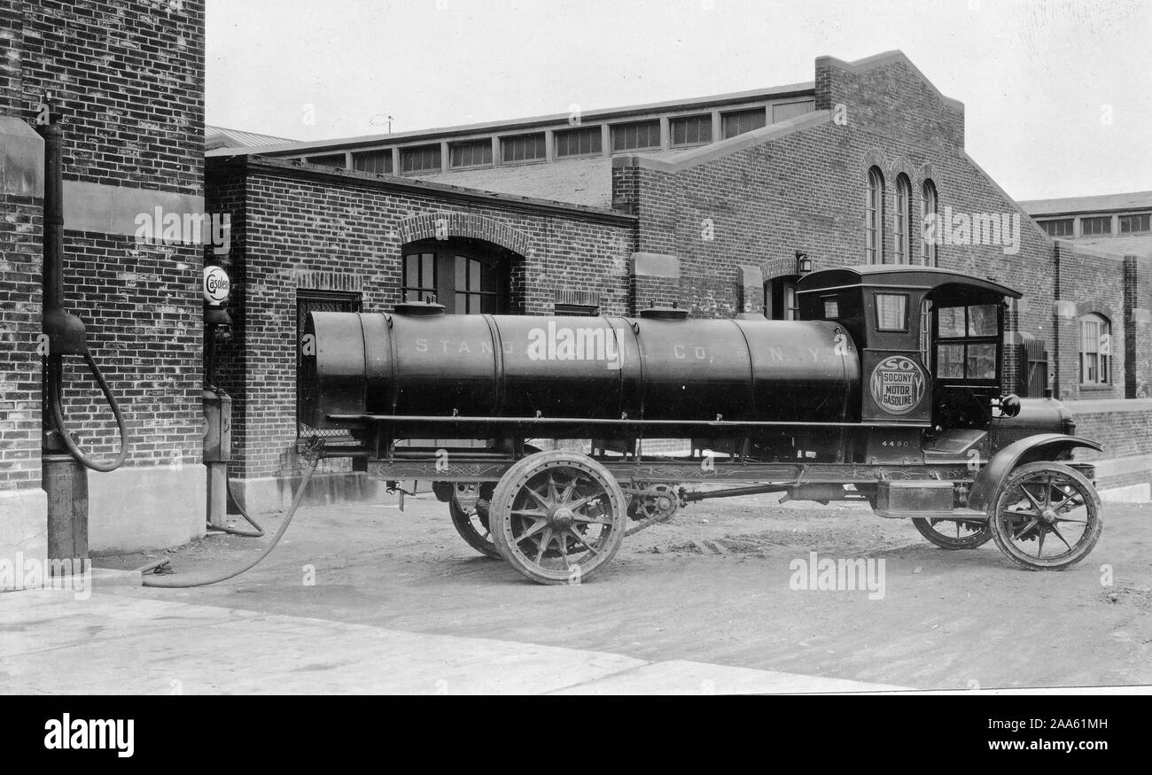 Branchen des Krieges - Benzin - AUTOMATIK TANKWAGEN von Standard Oil Co., N.Y., Bereitstellung von Benzin an der Massachusetts State Armory, Boston, Massachusetts. 1915-1920 Stockfoto