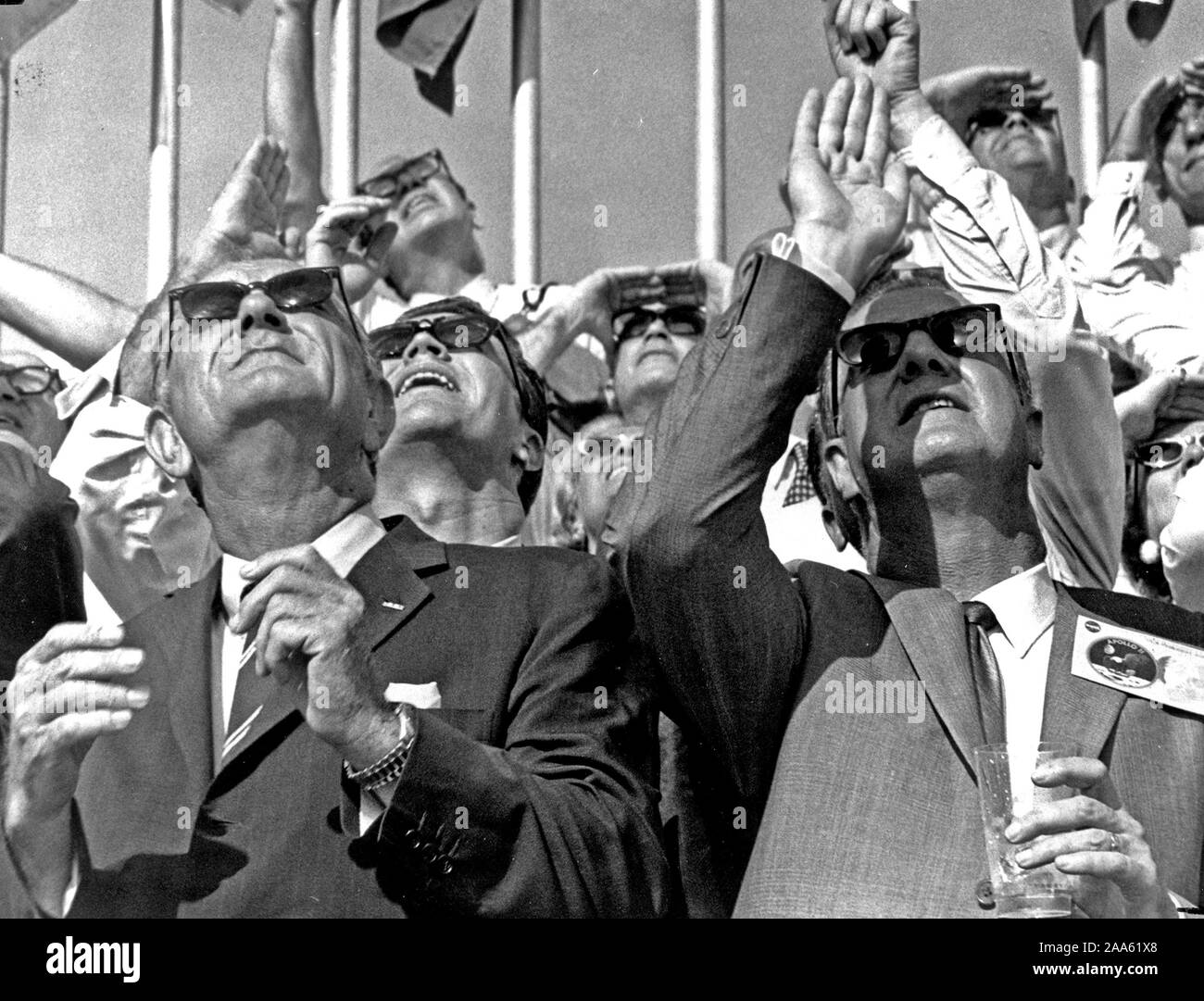 Inmitten einer Masse von anderen Zuschauern, US-Vizepräsident Spiro T. Agnew (rechts) und der ehemalige US-Präsident Lyndon B. Johnson watch die Saturn V Fahrzeug brüllen himmelan die Apollo 11 bemannte Raumfahrzeuge in den weiten Regionen des Weltraums. Stockfoto
