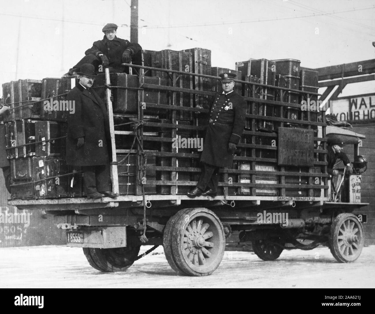 Foto zeigt die Polizei in Hoboken, New Jersey, bewacht ein Lkw auf denen das persönliche Gepäck von Graf von Bernstorff platziert wird, bevor es auf die S.S. Friedrich VIII. übertragen wurde. 1918 Stockfoto