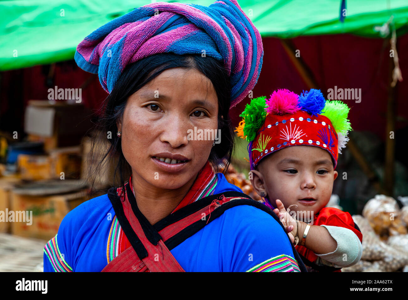 Ein Shan, die ethnischen Minderheiten angehören, Mutter und Baby, Pindaya, Shan Staat, Myanmar. Stockfoto