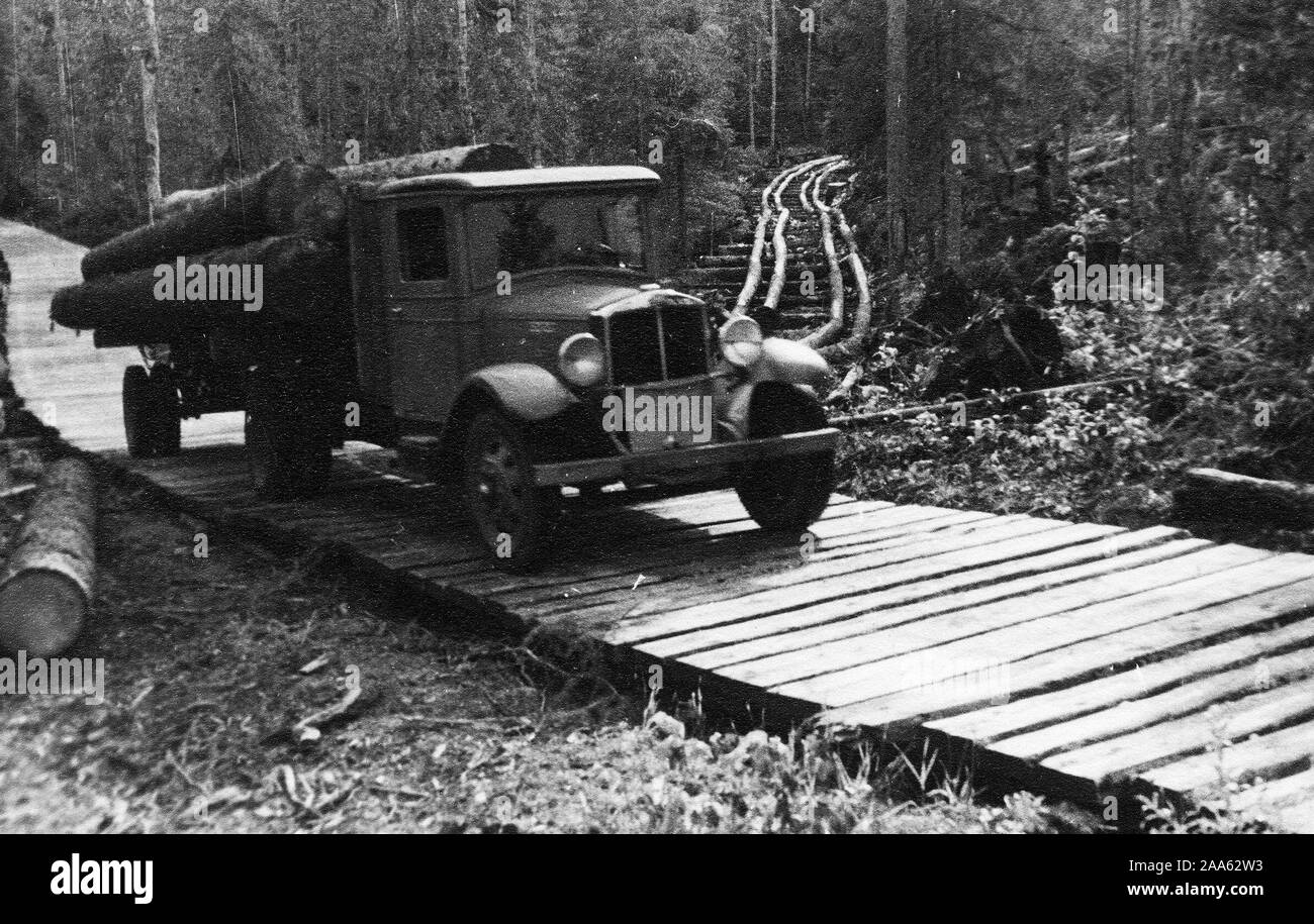 Lkw geladen mit Logs auf Protokollierung Straße ca. 1936 Quelle: UBC Bibliothek Stockfoto