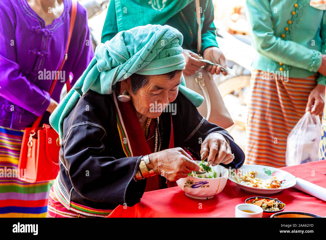 Eine ältere Frau, die ethnischen Minderheiten angehören, Verzehr einer Mahlzeit in einem Café in Pindaya, Shan Staat, Myanmar. Stockfoto