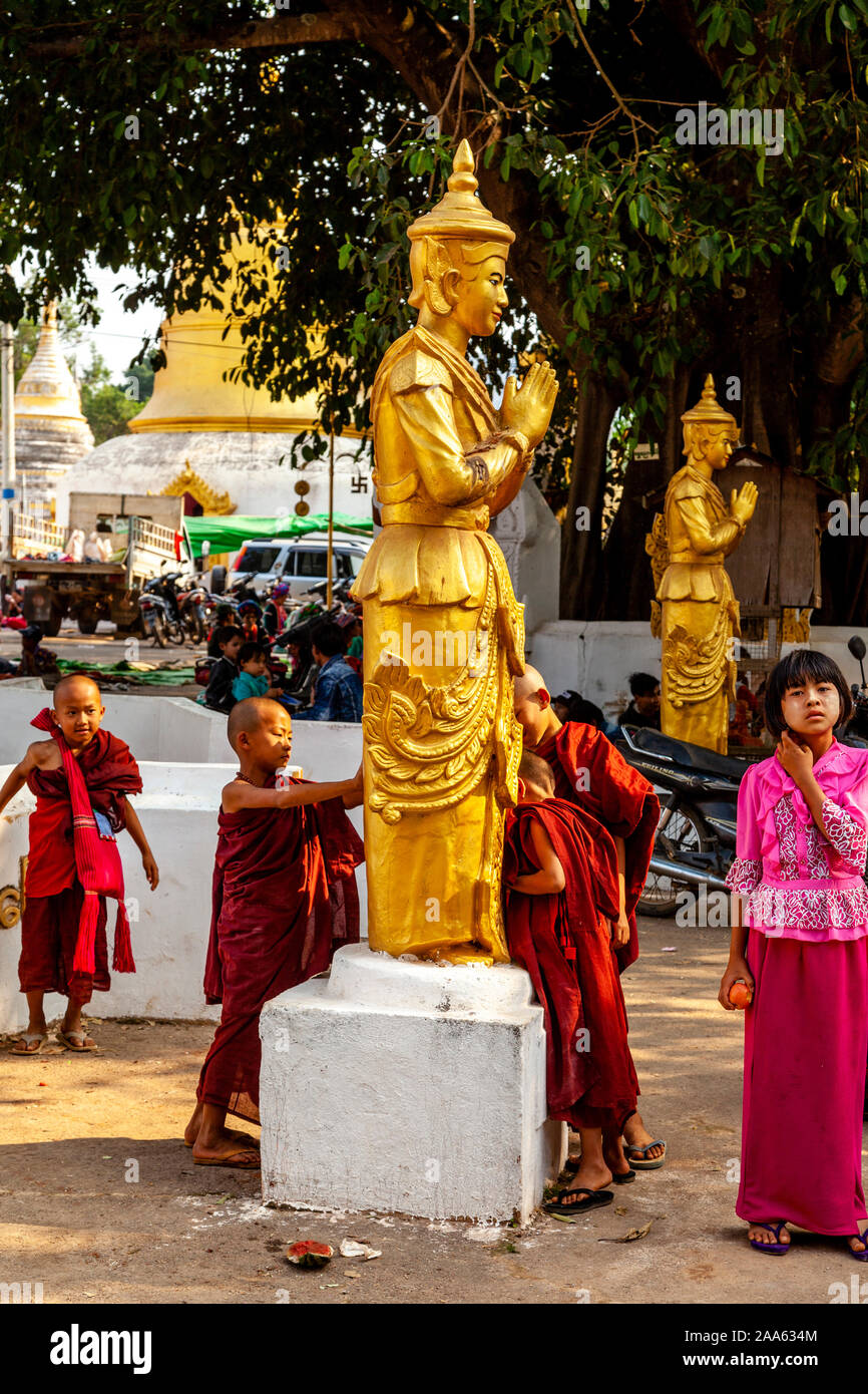 Novizen Berühren eines buddhistischen Statue, Pindaya, Shan Staat, Myanmar. Stockfoto