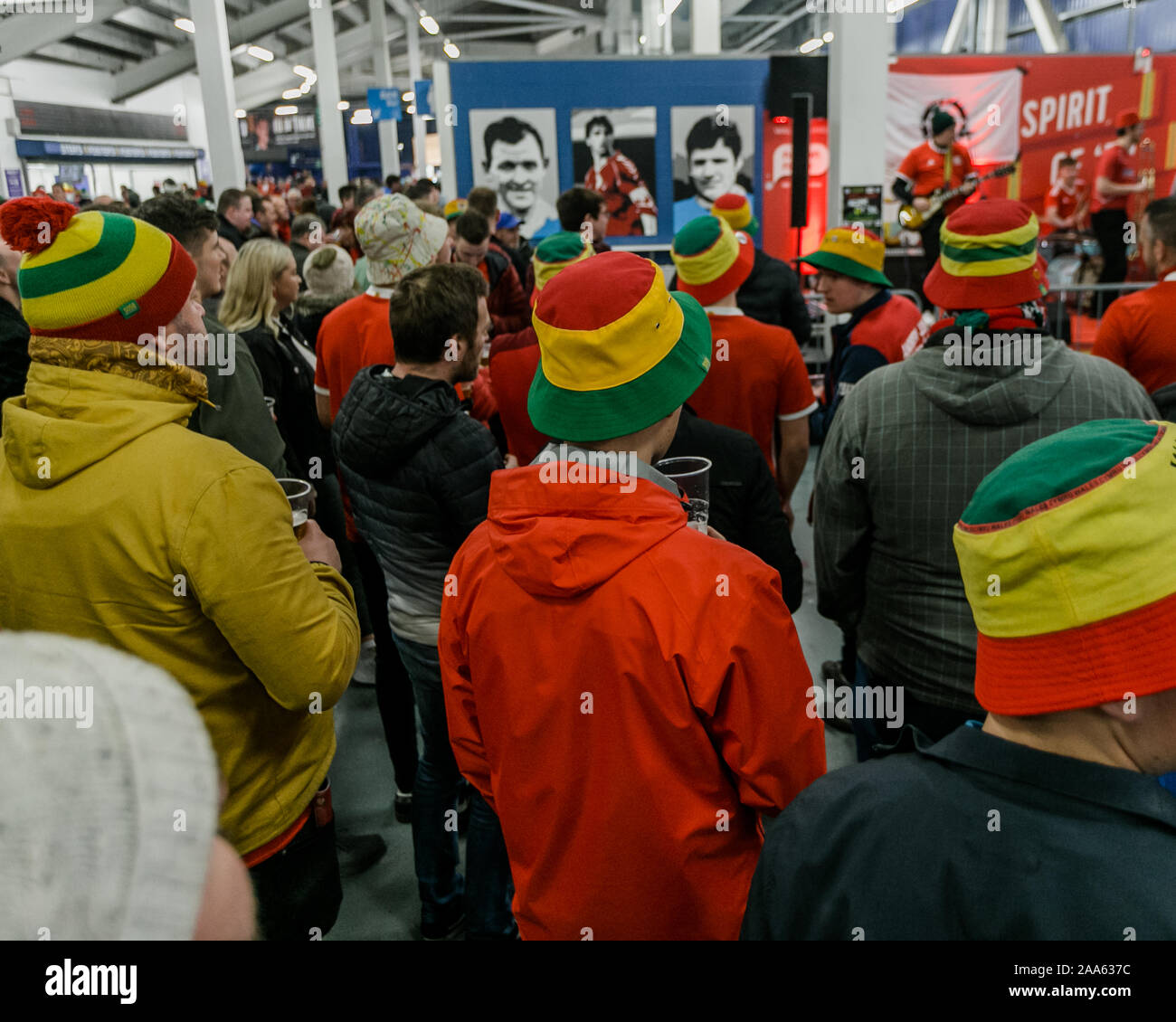 CARDIFF, WALES - 13. NOVEMBER: Fans tragen Wanne Hut beobachten die pre match Band während der eufa Euro Qualifier 2020 zwischen Wales und Ungarn mit dem Auto Stockfoto