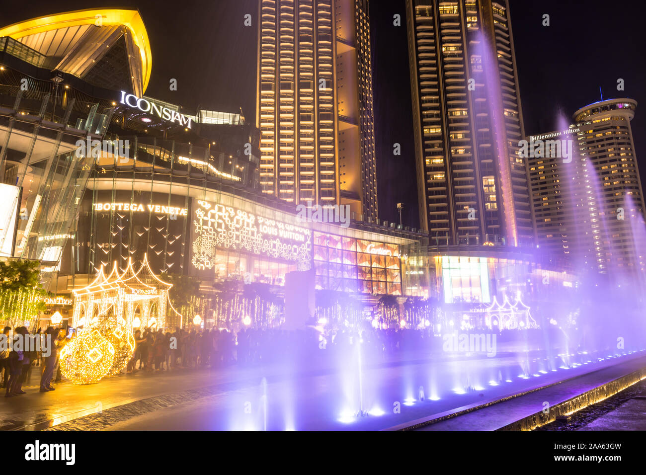 Iconsiam, Thailand - Okt 30,2019: Schöne ICONIC multimedialen Wasserspiele der Iconsiam Shopping Mall, Bangkok. Stockfoto