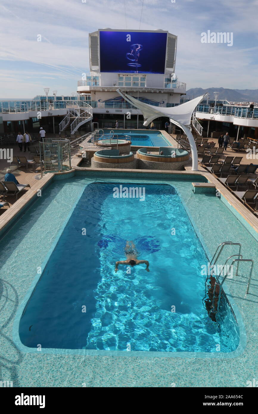 November 19, 2019: 19. November 2019 (Malaga) Das Schiff Himmel Prinzessin, letzte Übernahme des Unternehmens von Luxus navigation Princess Cruises, hat heute zum ersten Mal den Hafen von Malaga, wo es in Terminals wird bis 20 Stunden angedockt ein von Kreuzfahrten bleiben, der Moment, in dem er sich für seinen nächsten Bestimmungsort verlassen besucht: Bahia de Cádiz. Dieses Schiff, das von dem italienischen Unternehmen Ficantieri, begonnen, Segeln im Oktober gebaut, eine kurze Rundfahrt durch das Mittelmeer, bevor sie positioniert sich in der Karibik. Credit: Lorenzo Carnero/ZUMA Draht/Alamy leben Nachrichten Stockfoto