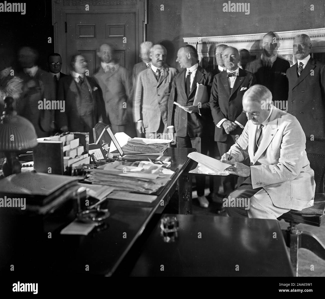 Präsident Warren G. Harding Unterzeichnung des Edge-Ansorge Auflösung für die Entwicklung der New York Hafen entlang der Linien, die von der Gemeinsamen Kommission von N.Y. und N.J. in den Vertrag vorgeschlagen, die die beiden Staaten am 30. April 1921 eingetragen. Stockfoto