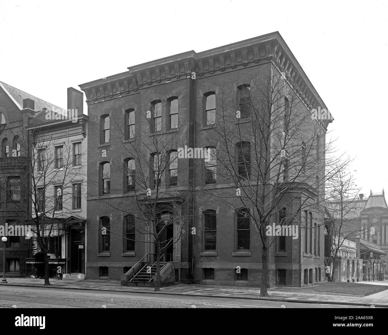 Block 1600 H Street, N.W., Washington, D.C. übersicht Handwerk Schule, Links, 1622 H Street, und das Amerikanische Rote Kreuz Gebäude auf der rechten Seite ca. 1910-1920 Stockfoto