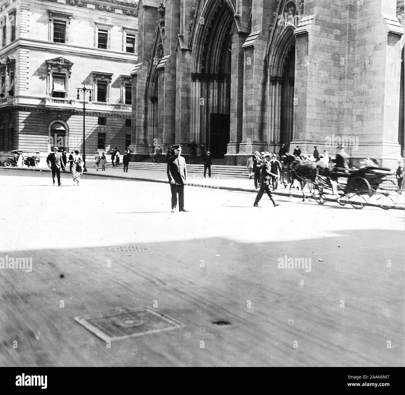 Die GASLOSE SONNTAG IN NEW YORK CITY, N.Y., Szene auf der Fifth Avenue vor St. Patrick's Cathedral. 1918 Stockfoto
