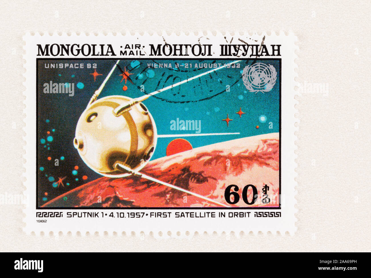 SEATTLE, Washington - 5. Oktober 2019: Erste Satelliten, sowjetischen Sputnik 1 umkreist die Erde auf Mongolischen 1982 Briefmarke. Stockfoto