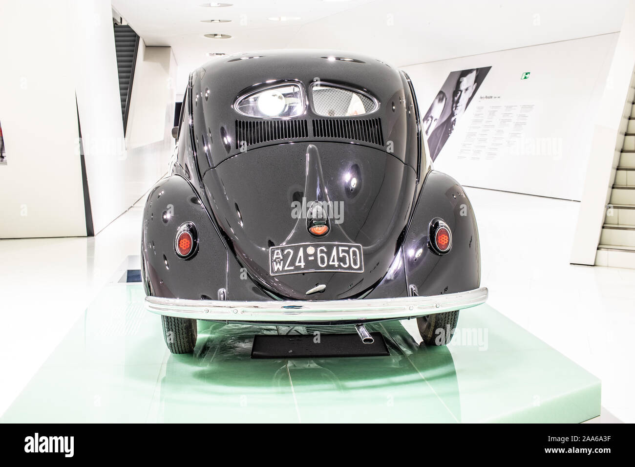 Sammlung von Porsche-Autos auf dem Display im Porsche Museum in Stuttgart Deutschland, vintage, glänzend, glänzend alten klassischen Retro-Porsche-Auto Stockfoto