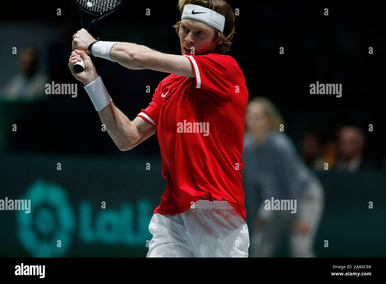 Andrej Rublev Russlands spielt eine Rückhand gegen Roberto Bautista Agut Spaniens während der Tag 2 des 2019 Davis Cup im La Caja Magica in Madrid. Rublev gewinnt 2-1 Stockfoto