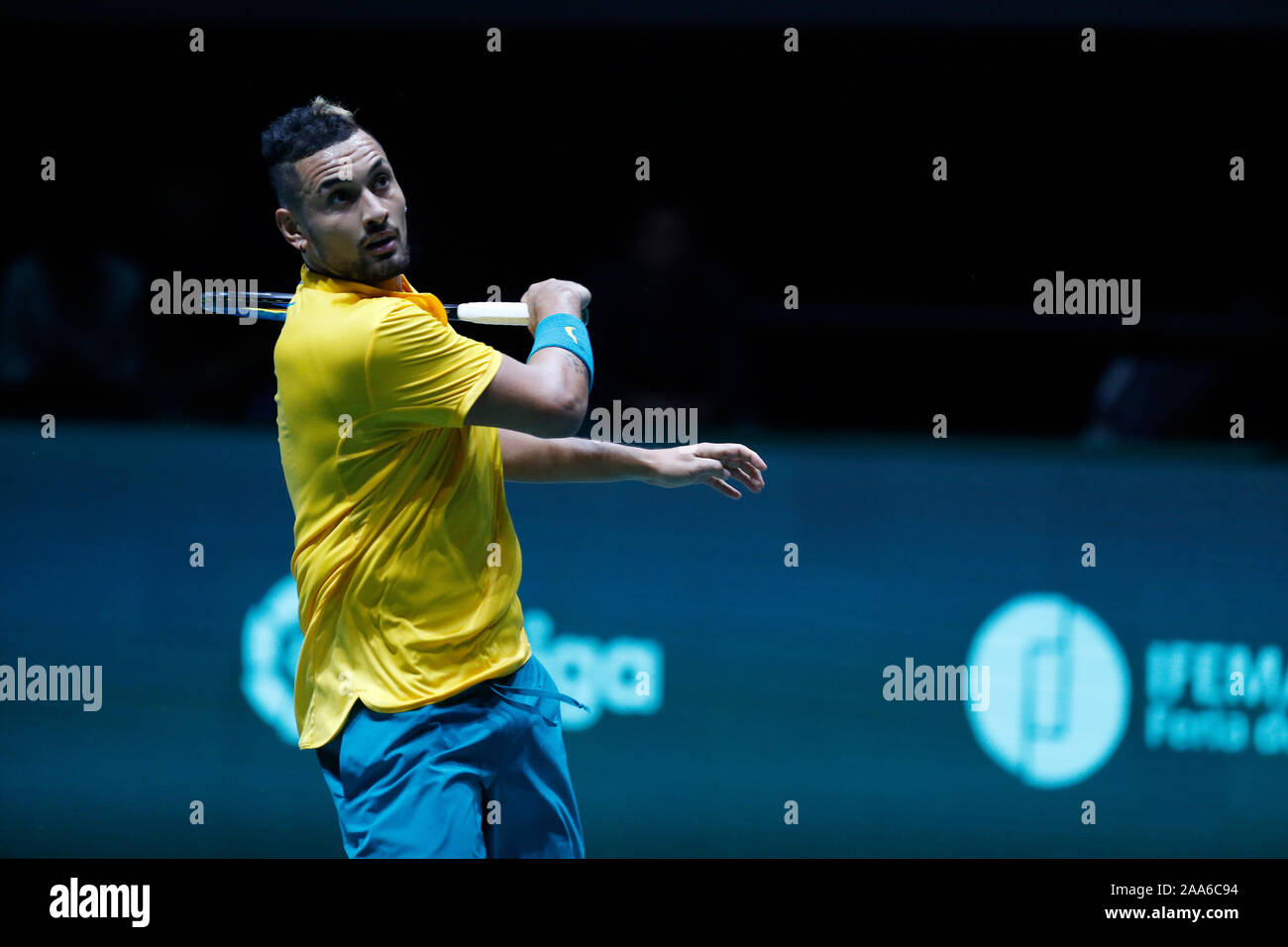 Nick Kyrgios von Australien spielt eine Vorhand gegen Alejandro Gonzalez von Kolumbien in Tag 2 des 2019 Davis Cup im La Caja Magica in Madrid. Stockfoto