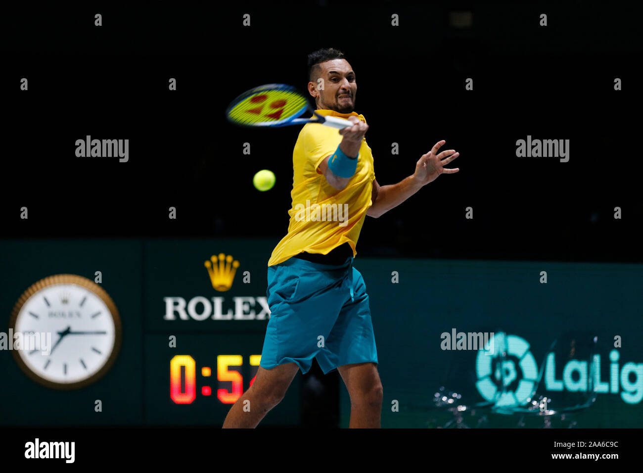 Nick Kyrgios von Australien spielt eine Vorhand gegen Alejandro Gonzalez von Kolumbien in Tag 2 des 2019 Davis Cup im La Caja Magica in Madrid. Stockfoto