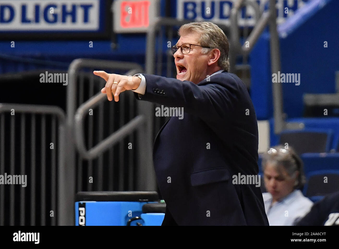 Hartford, CT, USA. Nov, 2019 19. Head Coach Geno Auriemma der Uconn Huskies reagiert nach einem Spiel während eines Spiels gegen die Virginia Kavaliere an der XL-Center am 19. November 2019 in Hartford, CT. Gregory Vasil/CSM/Alamy leben Nachrichten Stockfoto