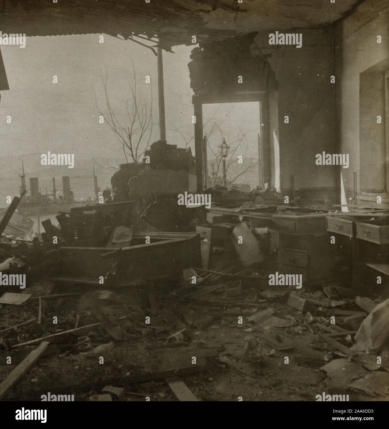 Die Verwüstung der schrecklichen Belagerung - aus zerrütteten Home Über verurteilt Hafen Port Arthur, 1905 suchen Stockfoto