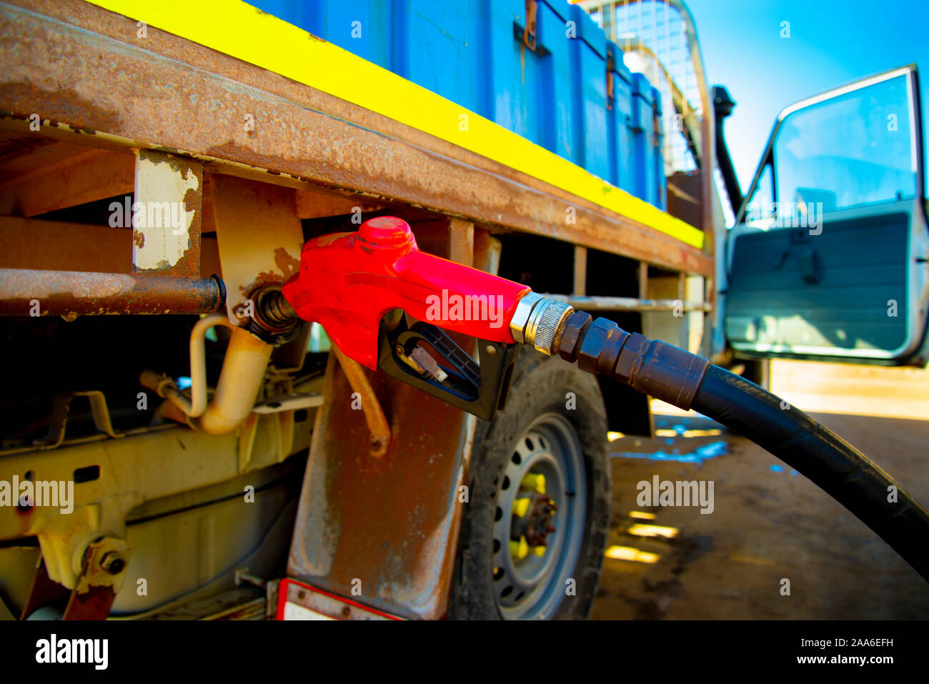 Einspritzdüse Dieselförderung im Auto. Stockfoto